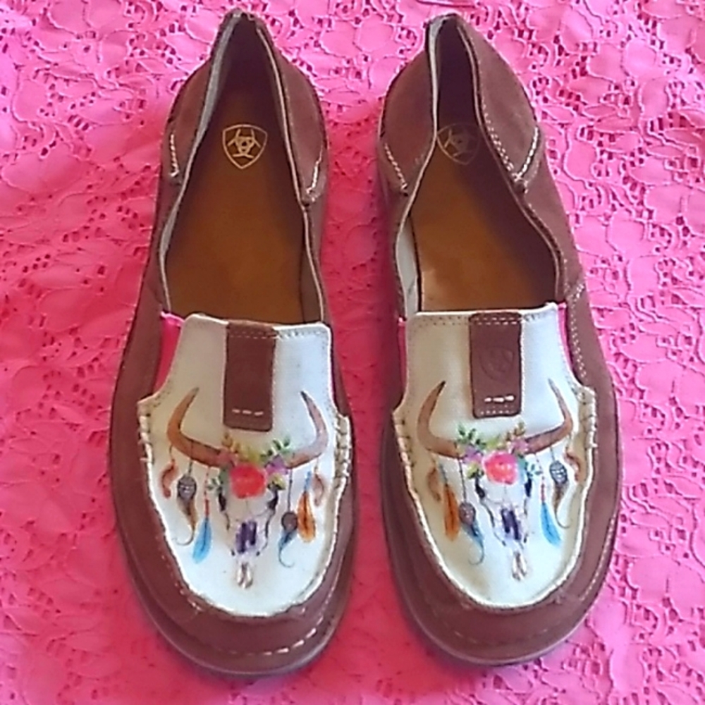 🩷Women's Ariat Cruisers cow skull colorful feathers design. GREAT CONDITION!!😍